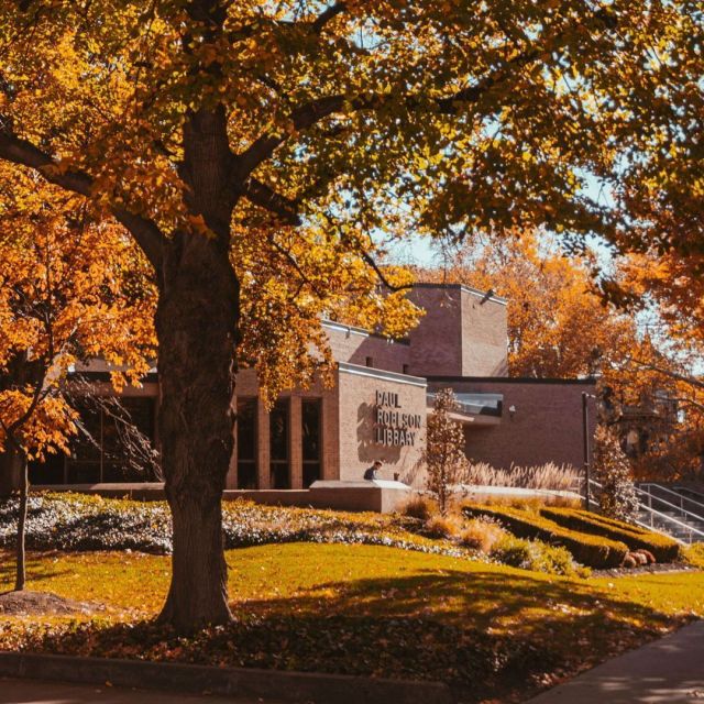 Have you been enjoying the vibrant hues of the campus this fall season? 🍂 As fall break approaches, we hope you enjoy your time off spent with family and friends, giving thanks and celebrating time together!🦃🧡 
📸: @matt_art_bailey