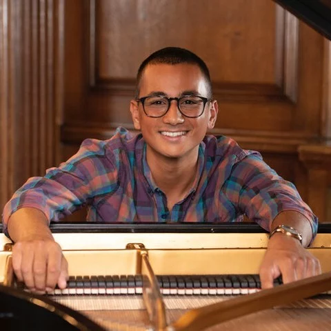 Come see pianist James Fernando this Wednesday during our Mallery Concert Series! James is hailed by World Music Report as a “prodigiously gifted composer and virtuoso pianist.” He blends elements of jazz, classical, and electronic music to create exciting performances. He graduated from Berklee College of Music and currently has 5 albums to his name. James has performed with multi award winning artists including GRAMMY Lifetime Achievement Award winner Tom Paxton and two time GRAMMY award winners Cathy Fink and Marcy Marxer. His latest project is titled Piano poetry and was released in 2023. When he is not performing, he teaches jazz piano at Levine Music in Washington, D.C. Stop by in between classes and enjoy some beautiful piano playing.

When: 11:20 am to 12:20 pm, Oct 30th (Free Period)
Where: Mallery Room, Fine Arts Building

📸Photo from jamesfernando.com