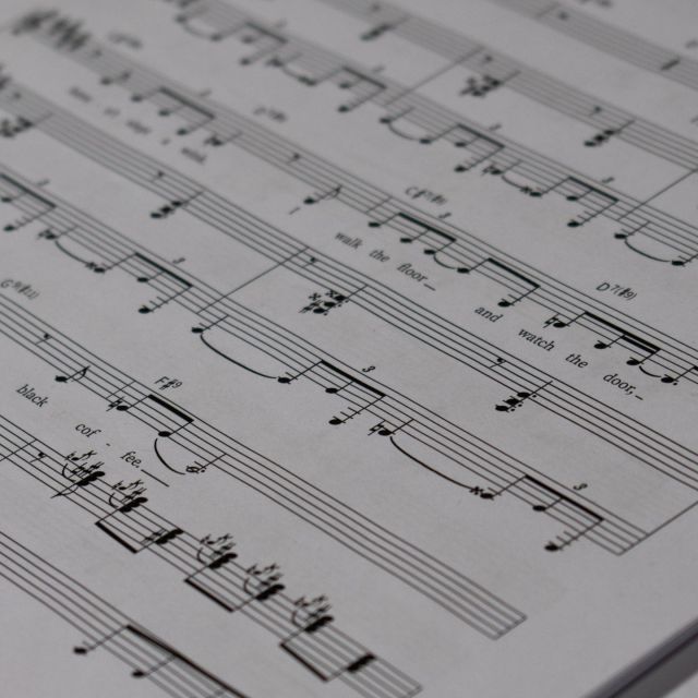 🎶 Join us for a casual listening party in the Mallery Room at 1:30 PM on April 30, 2025! 🎤 Enjoy a showcase of original songs written by students in the Songwriting class taught by Mark Zaki. A fun time is guaranteed and is open to all! Don’t miss it! #RutgersCamdenJukebox 🔥
📸: Abby Vanono