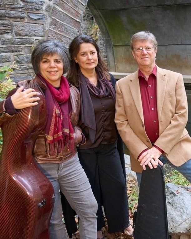 Another week, another concert! For this next part of our Mallery Concert series, we are so pleased to welcome the Kairos Trio! The trio has been traveling and playing together since the Pandemic and has performed in many different concert halls around the United States! The trio consists of a pianist, Kasia Marzec-Salwinski, a Violinist, Thomas DiSarlo, and a Cellist, Talia Schiff. Be sure to come and listen to some spectacular music on Wednesday, Oct. 29th. The link for the livestream is in our bio for those who can’t attend in person! 

When: Wednesday Oct. 29th, 11:20 - 12:20 (free period)
Where: Mallery Room, Fine Arts Building

📸 : The Kairos Trio